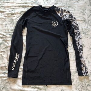 Volcom rash guard, size medium